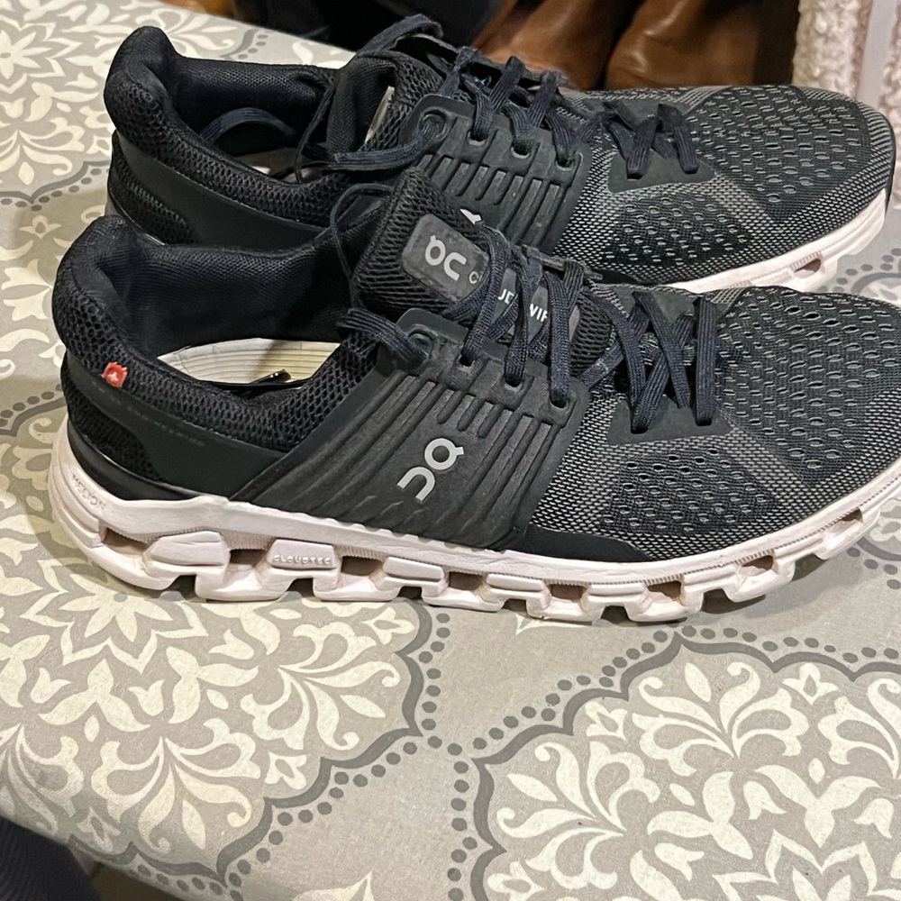 On cloud women’s size w8, black